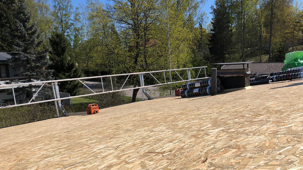 Bitumikermikatto ja piipunpellitys